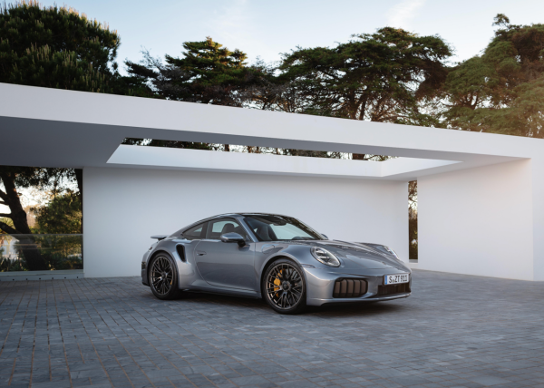 国信配资 新911 Turbo S焕新登场，配双电子涡轮，硬顶版272.8万起售，性能飙升
